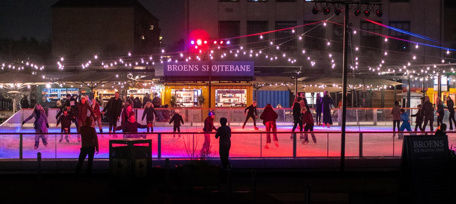 Københavnsk julestemning på Broens Skøjtebane.